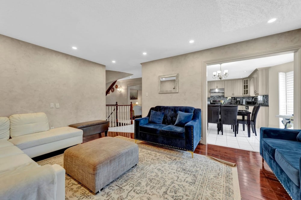 Mississauga Retreat Your Spacious 5-bedroom Home