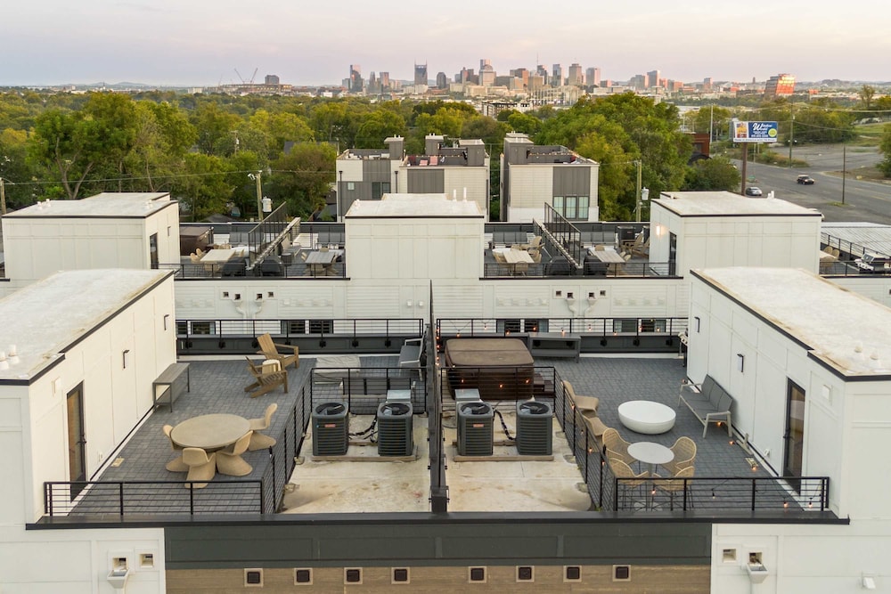 Luxe 4BR Retreat With Hot Tub Skyline Deck