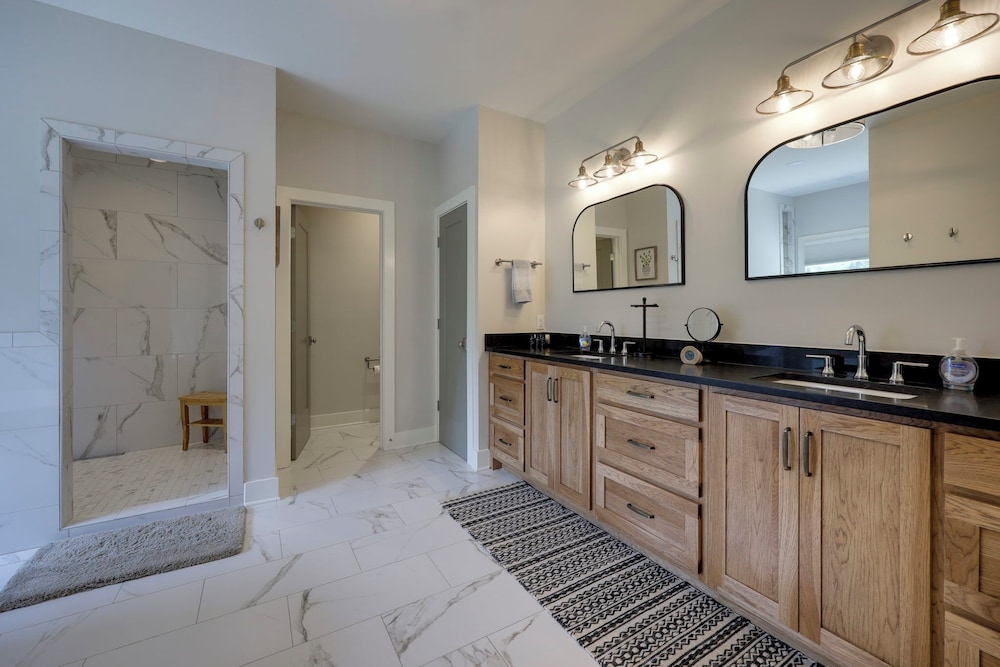 Majestic Manor-private Hundred Acre Yard-pool/spa