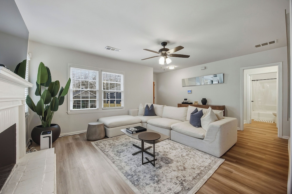 Modern Newly Renovated 3-bedroom in Historic West End