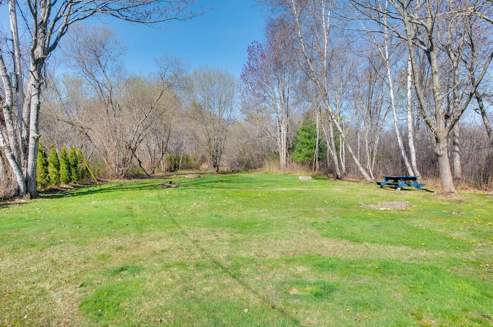 Walk to Long Sands Beach: Cottage w/ Fire Pits!