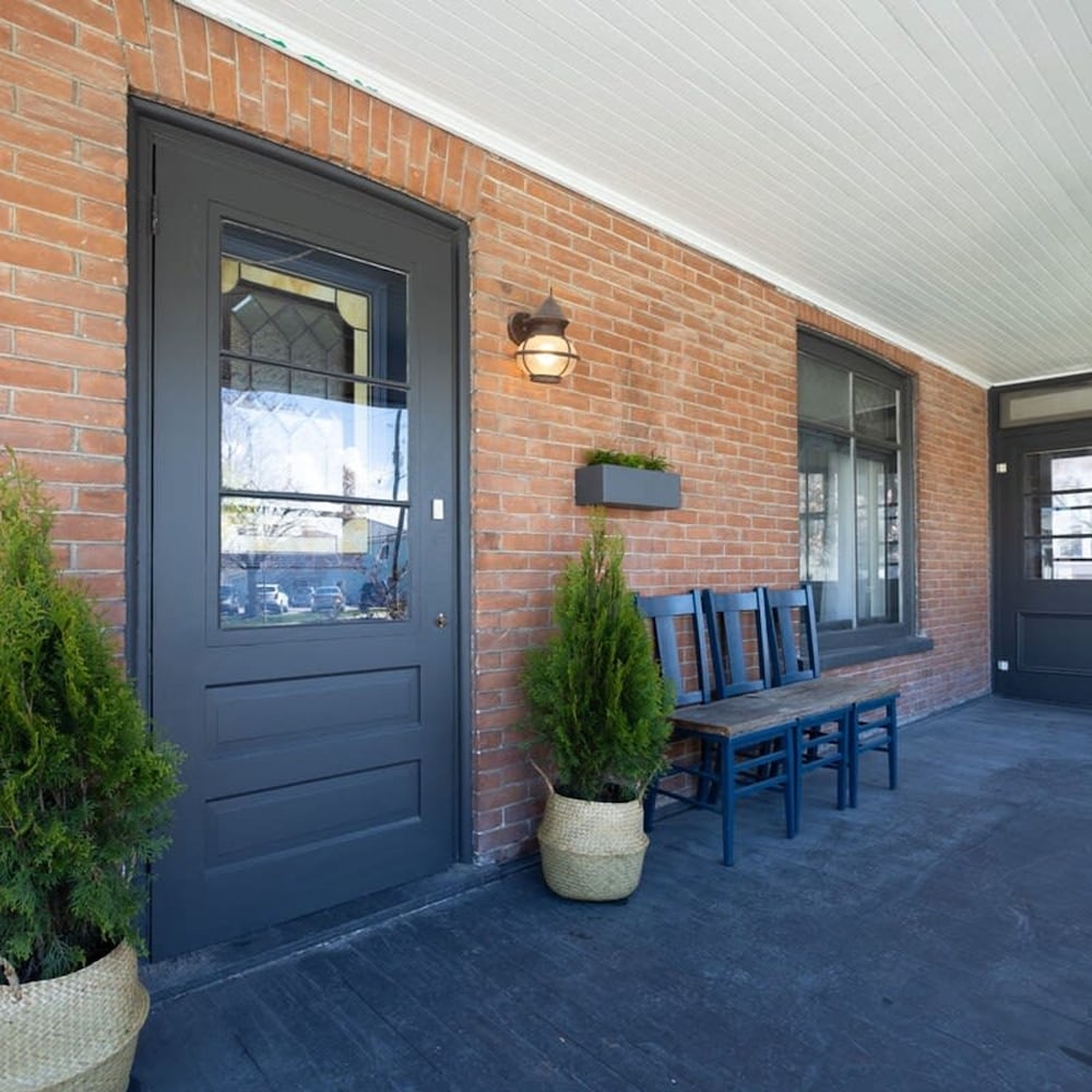 Merlot on Mary - Steps to Everything in Picton - Image 5