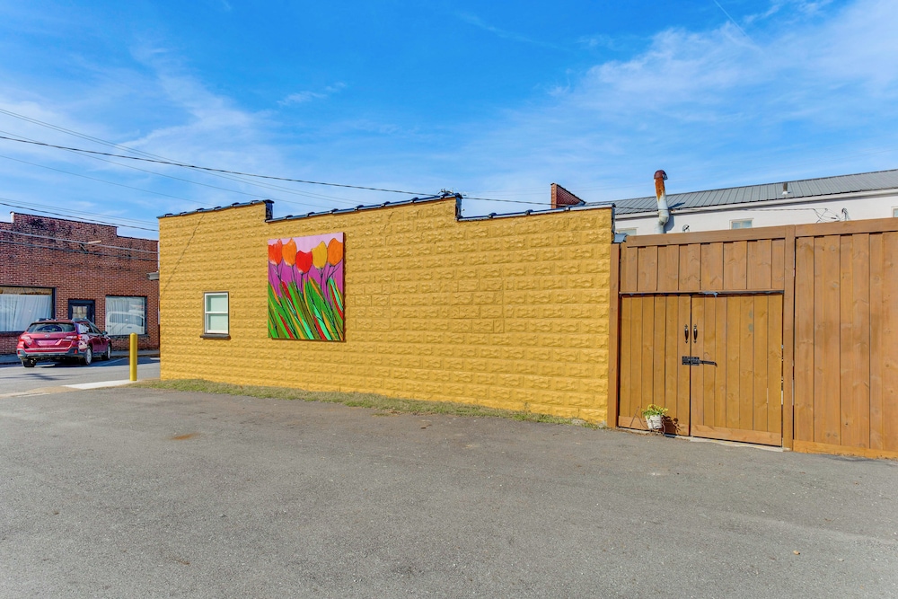 'arboco' Downtown Murphy House w/ Courtyard!