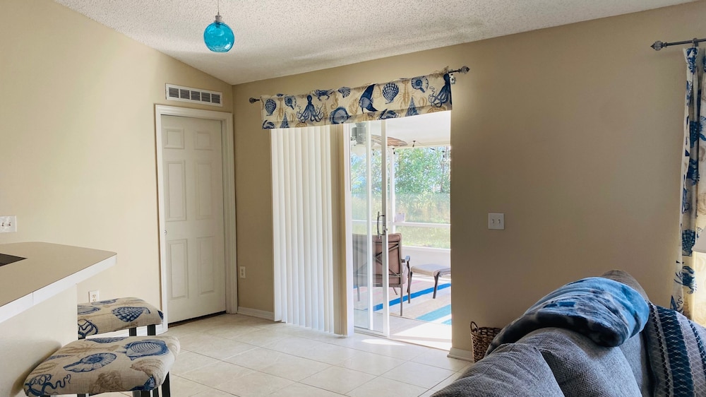 Near Beach-3br-sleeps6-patio-garden-parking-ac