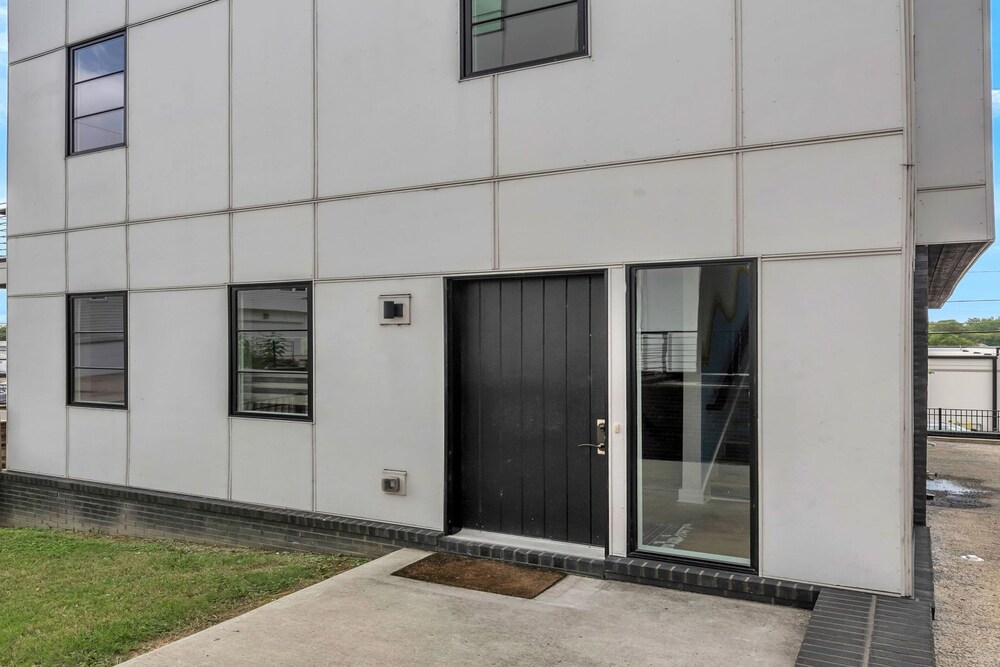 Chic Townhome for 10 W/rooftop view 4