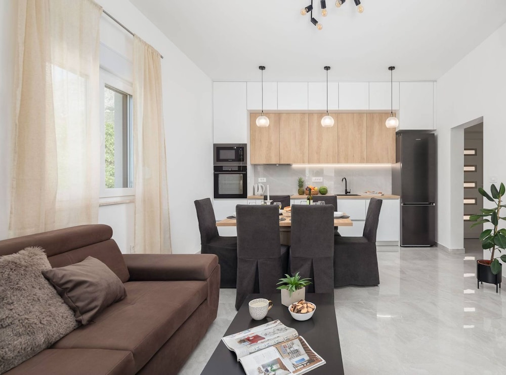 Contemporary Apartment With Terrace and Spacious Garden