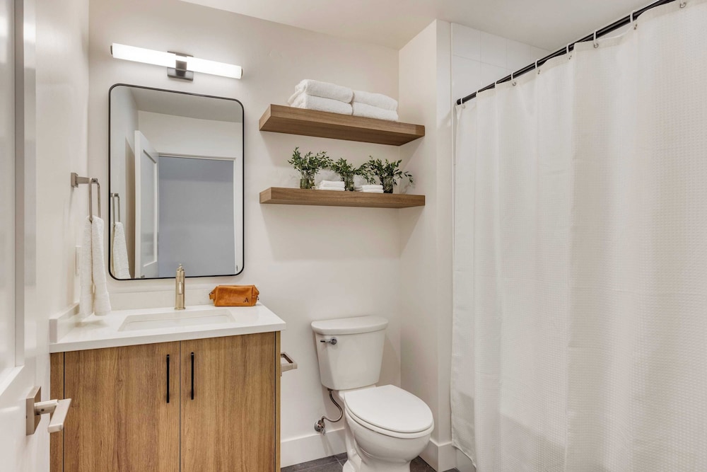 Sleeps 20 4 Units, Hot Tub, Deck, Near Downtown+old Bend Aerie by Avantstay