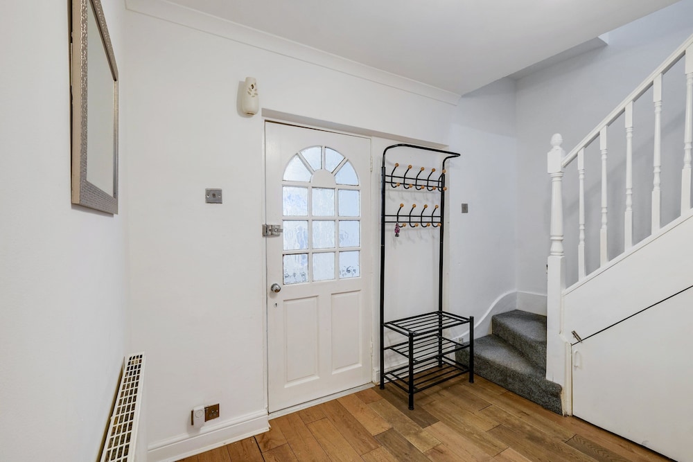 Modern 4 Bedroom Hse Garden in Feltham