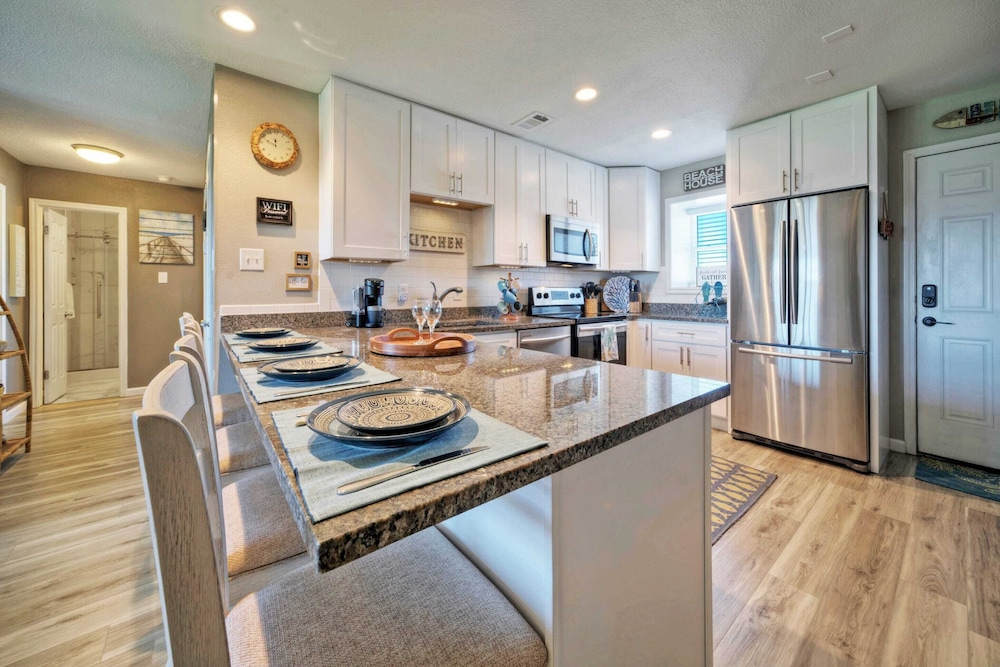 Steps to Sandfest 2 Condos in Beachfront Complex w/ Pool, Pickleball/tennis