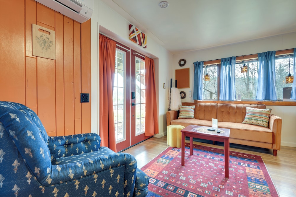 Walk to Trails: Artsy Mtn-view Getaway in Vernon!