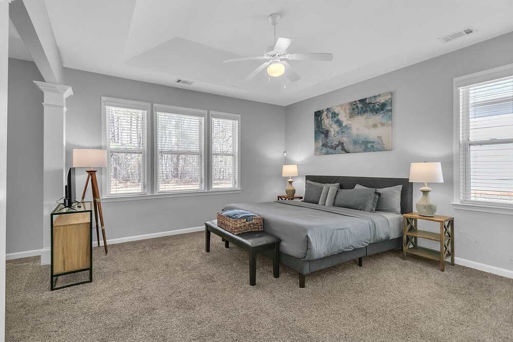 Spacious Family Retreat in Atlanta - Sleeps 10