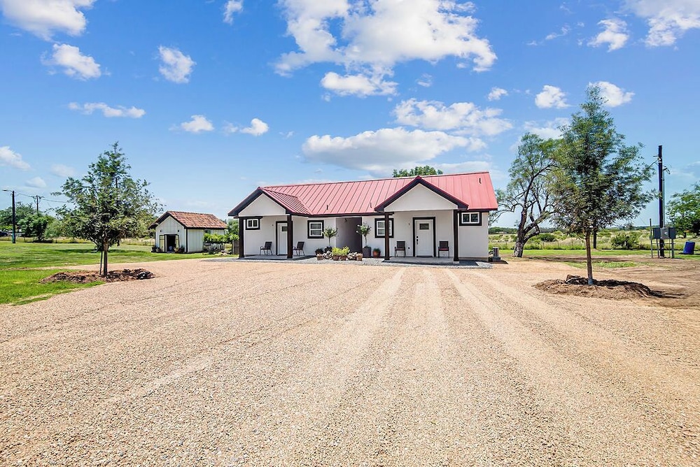 Pet Friendly W/hot-tub-six Minutes to Downtown!