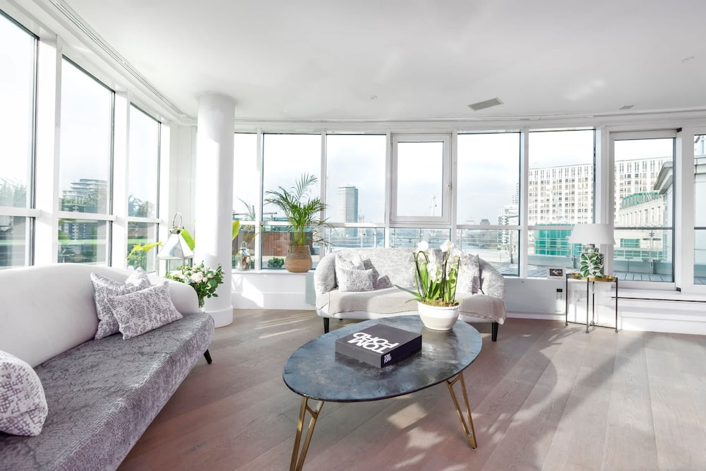 The English Rose Luxury 3 bed With Private Terrace - by Out of Office Lifestyle