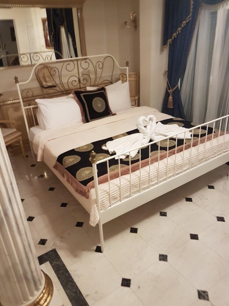 Royal Luxury Suite by Travel Pro Services view 4