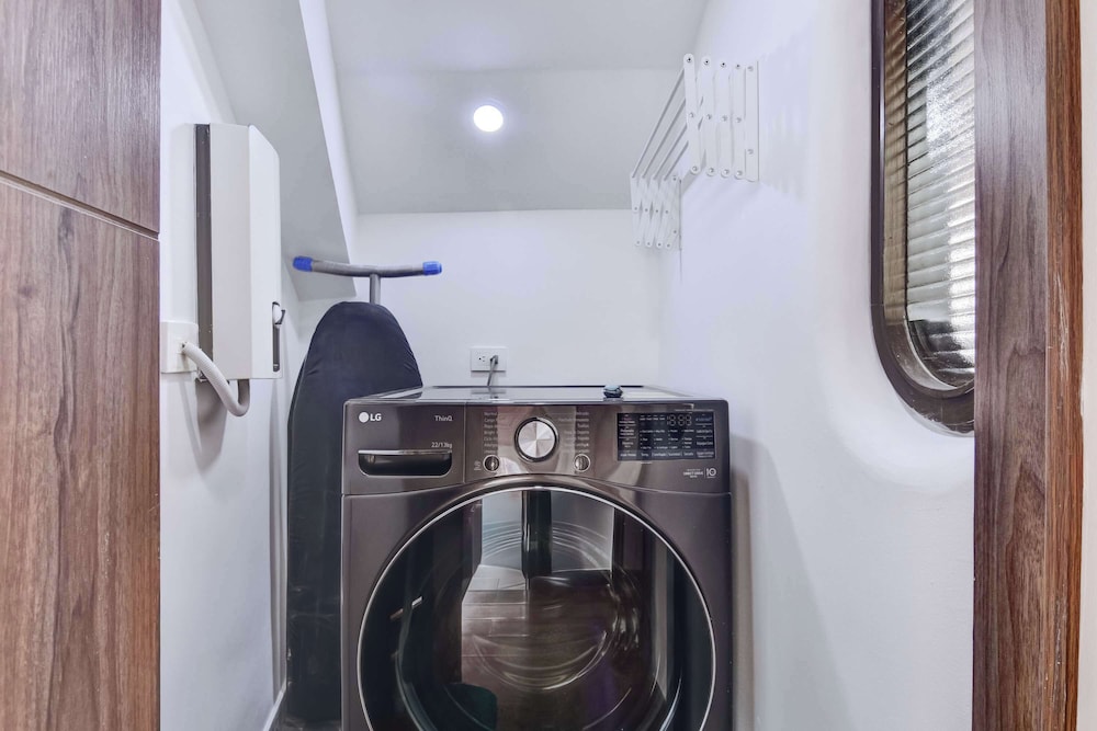 w Delightful 1BR With Terrace in Zona T