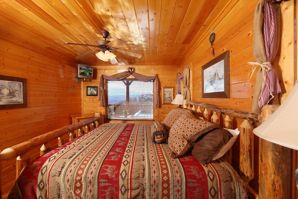 Howling Wolf - One Bedroom Cabin view 2
