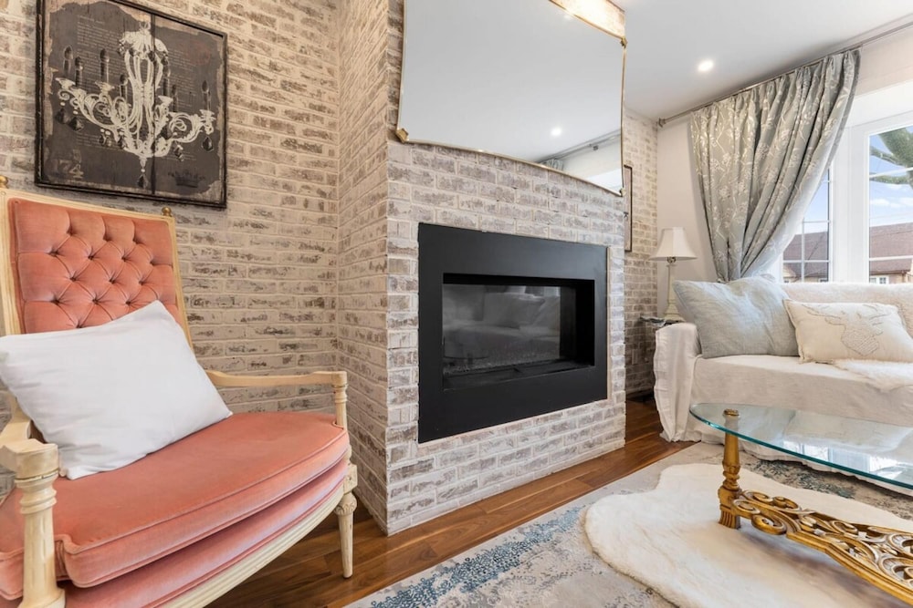 Spacious 2bdrm Home in Burlington