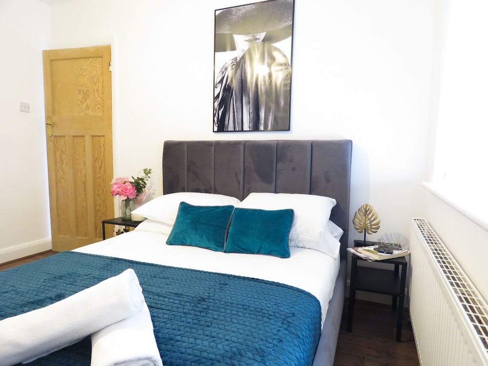 Tudors eSuites Four Bedroom House Garden view 3