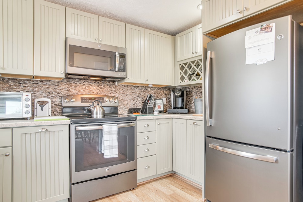 Near Beaches & Trails: Home in East Falmouth