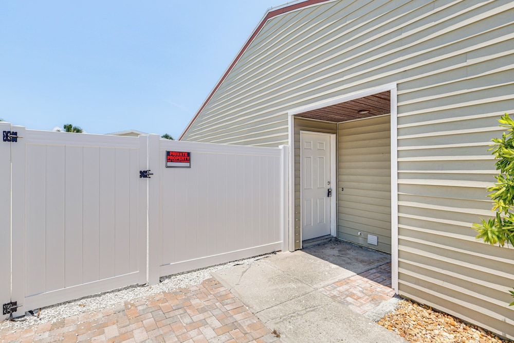 3 Mi to Fort Myers Beach: Unit w/ Furnished Patio!