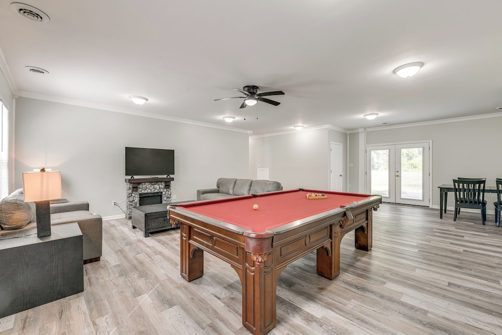 11 Mi to Fort Lee: 30-acre Retreat w/ Scenic Views