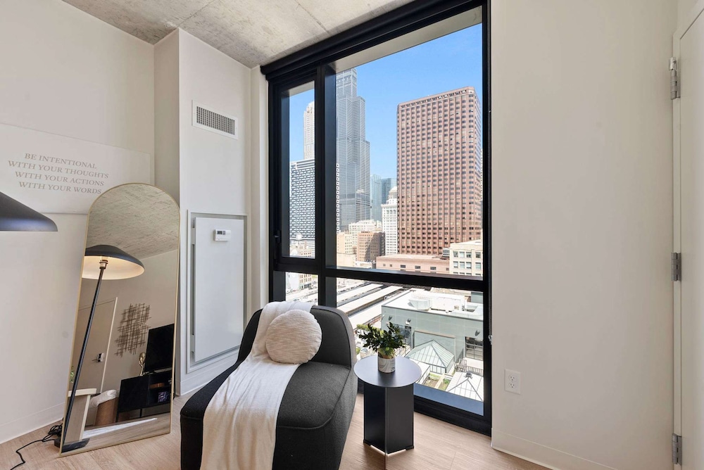 3 Bed 3 Bath High Rise With Gym Amenities