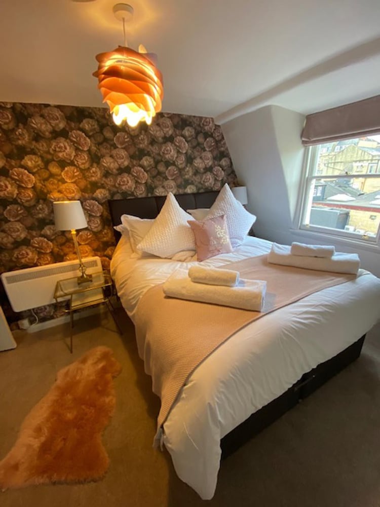 Impeccable 4-bed Apartment in Bath view 5