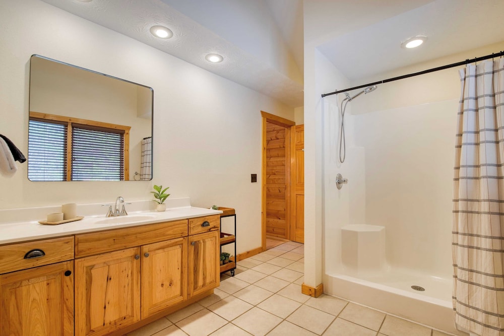 Pinnacle Chalet by Avantstay Luxury Cabin w/ Panoramic Views, Fireplace & Game Room
