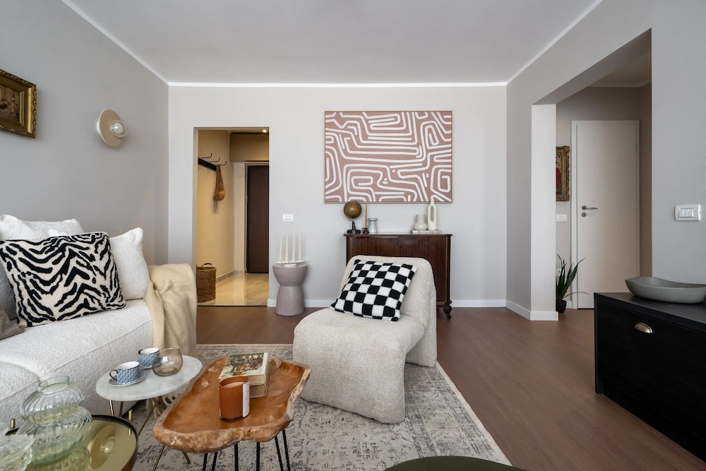 Views of all the Palaces 2BR Stunner