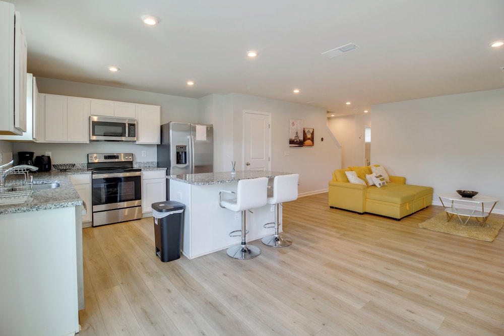Modern Townhome w/ Patio 7 Mi to Dtwn Cartersville