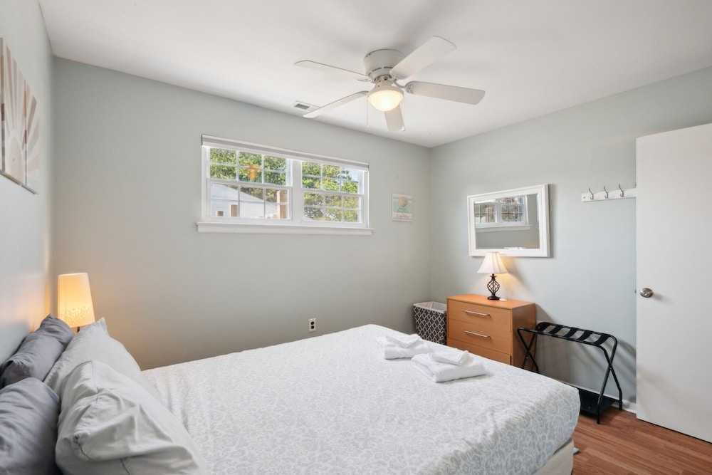 Cozy 2br Condo - Beachside Bliss With Yard Space 2 Bedroom Condo view 3