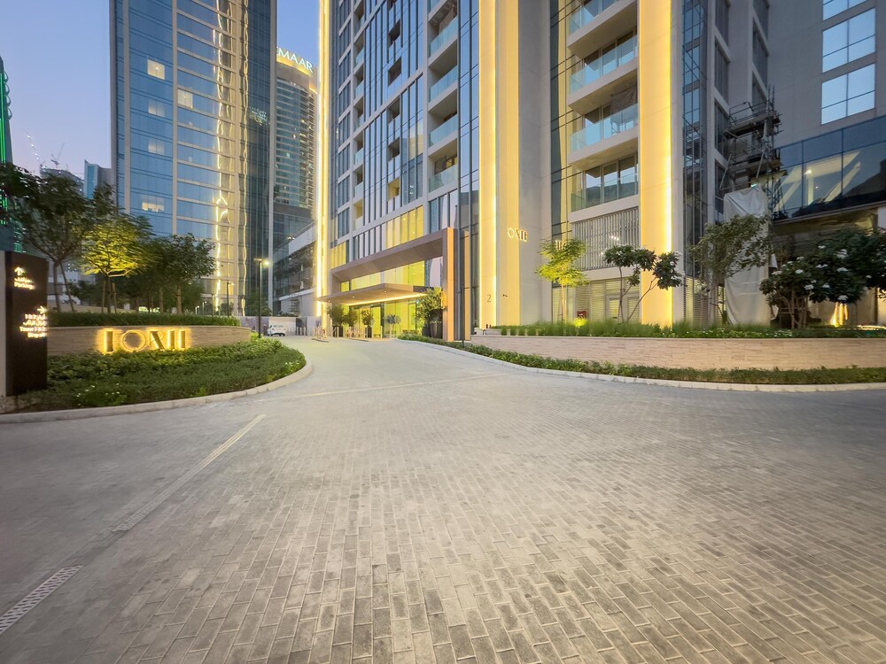 Whitesage - Luxe Living Overlooking Sea Views in Forte Tower 2