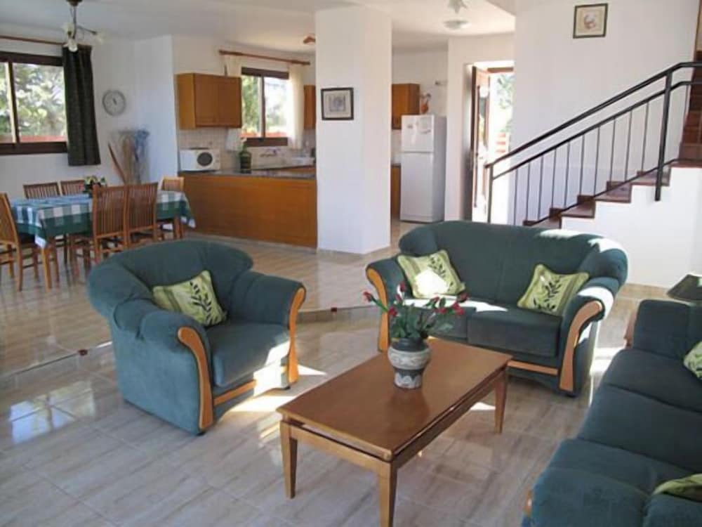 Chriseleni Latchi Villas