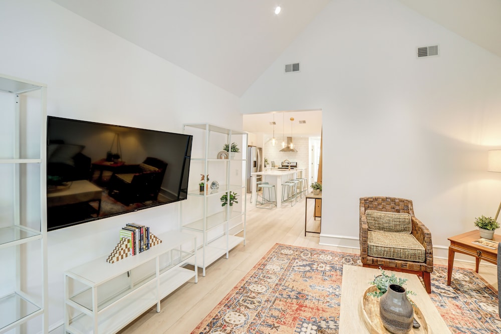 1 Mi to Dtwn Grand Rapids: Chic Condo w/ Balcony!