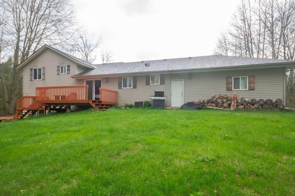 Cozy 4BR Retreat in Quinte West BBQ Backyard