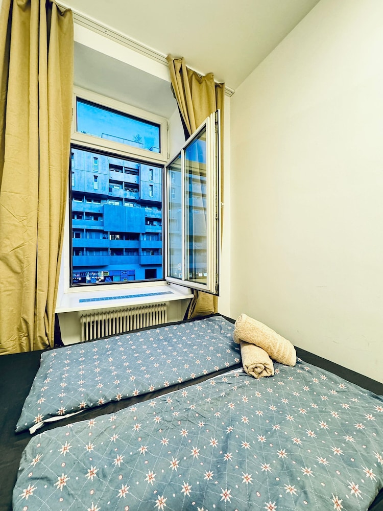 Simple 3BR Apartment for 6 FAC Platz