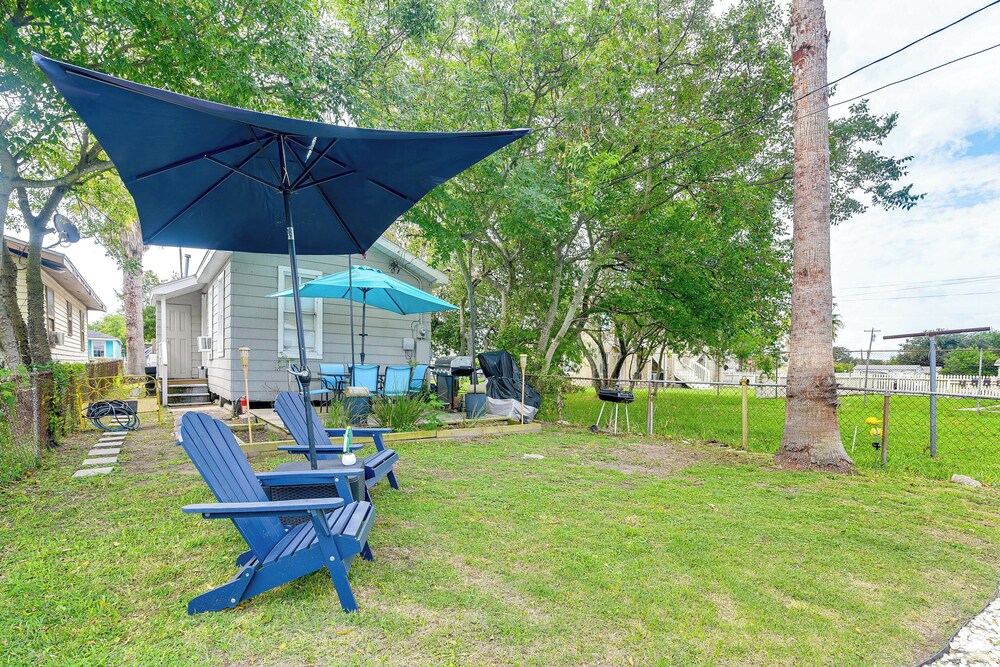 Updated Galveston Studio w/ Deck - 1 Mi to Beach!