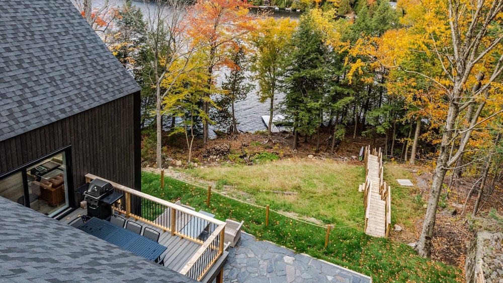 Valhalla - Scandinavian Style Chalet Directly on the Lake With Upscale Amenities and Private hot tub