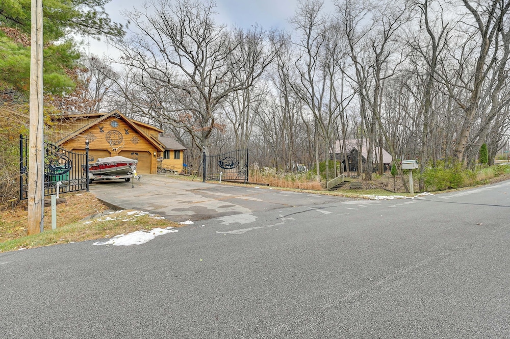 Walk to Saylorville Lake: Spacious Home w/ Deck!