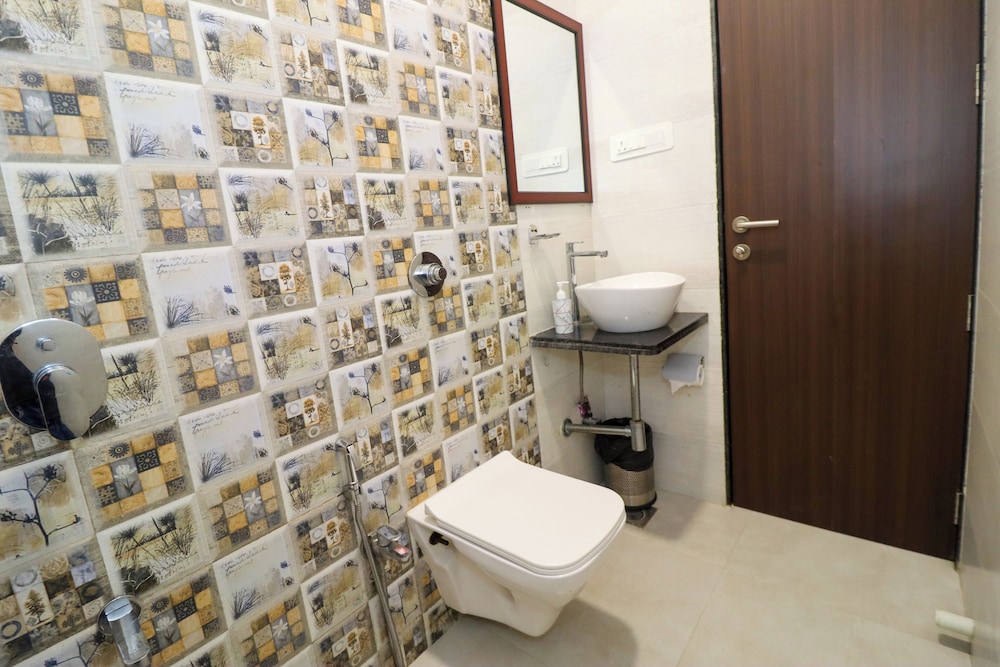 Pinaki Comfort Stay, Vile Parle - Near Airport