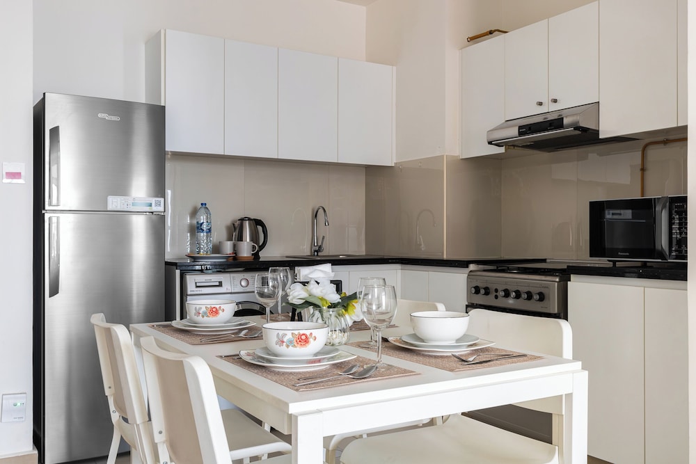 SIMPLY COMFORT Binghatti Gateway Family 2BR with Balcony, Close to Dubai Mall & Burj Khalifa