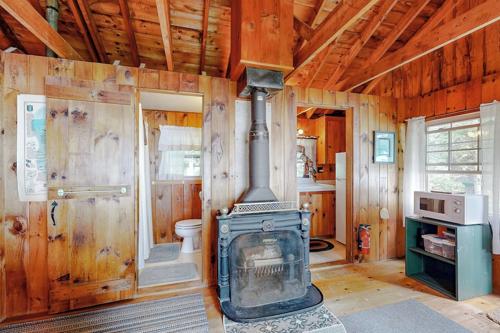 Cozy 1BR Cabin w/ Landscape Views