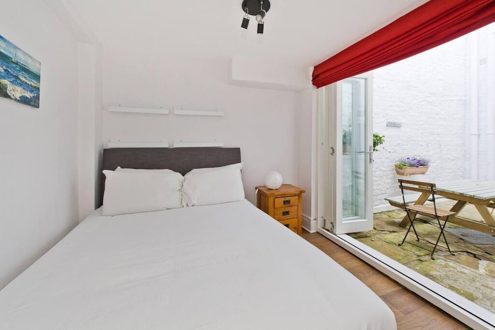 2-bed Apartment Victoria