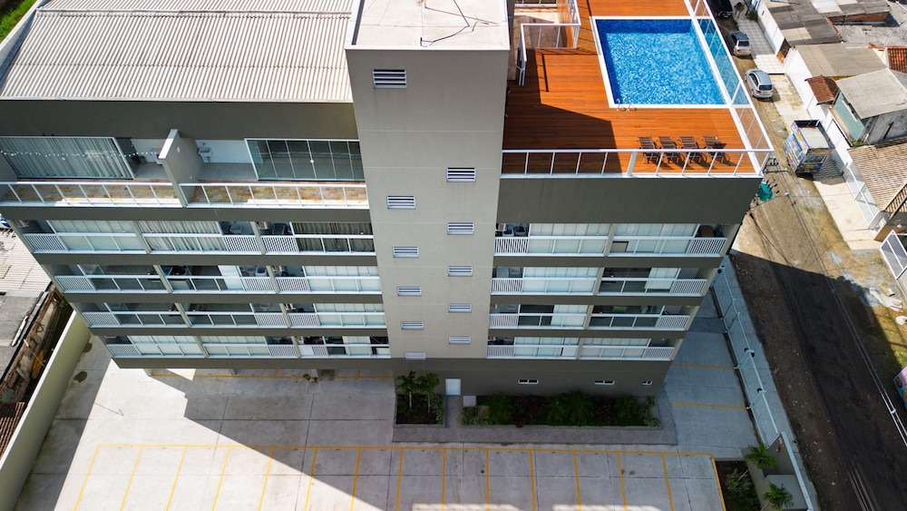 Apto c rea Gourmet a 300m da Praia das Toninhas