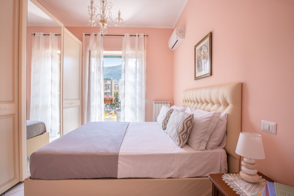City Home In Sorrento With Balcony And View