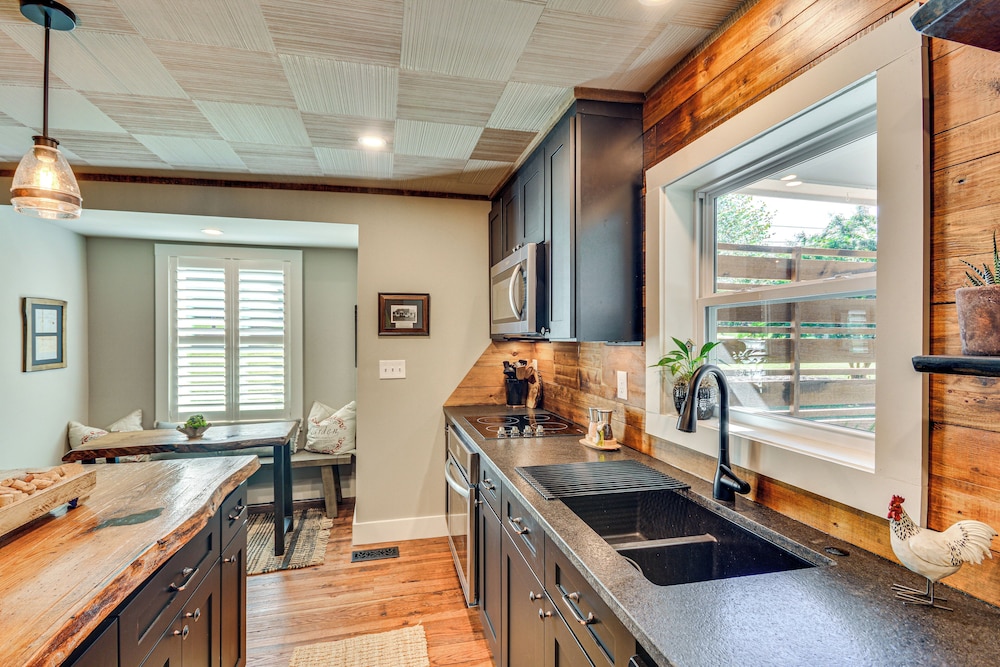 Cozy Cottage: Nature-filled Winston-salem Retreat!