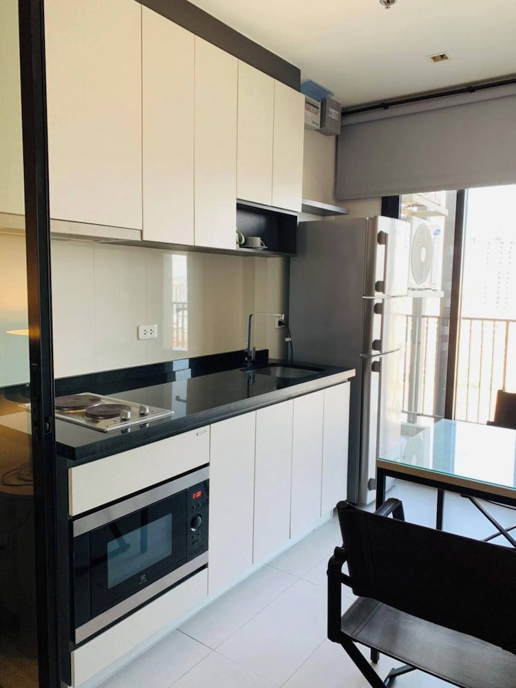 Fully Furnished Excellent Location - Next to Beach