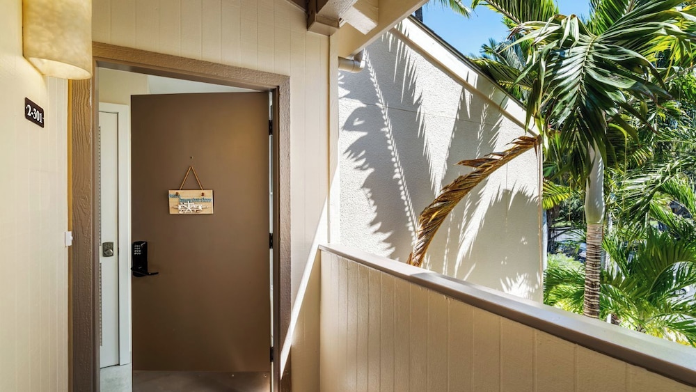 Oceanfront Penthouse With Sunset Views, A/C and Wraparound Lanai! - Vrkcv