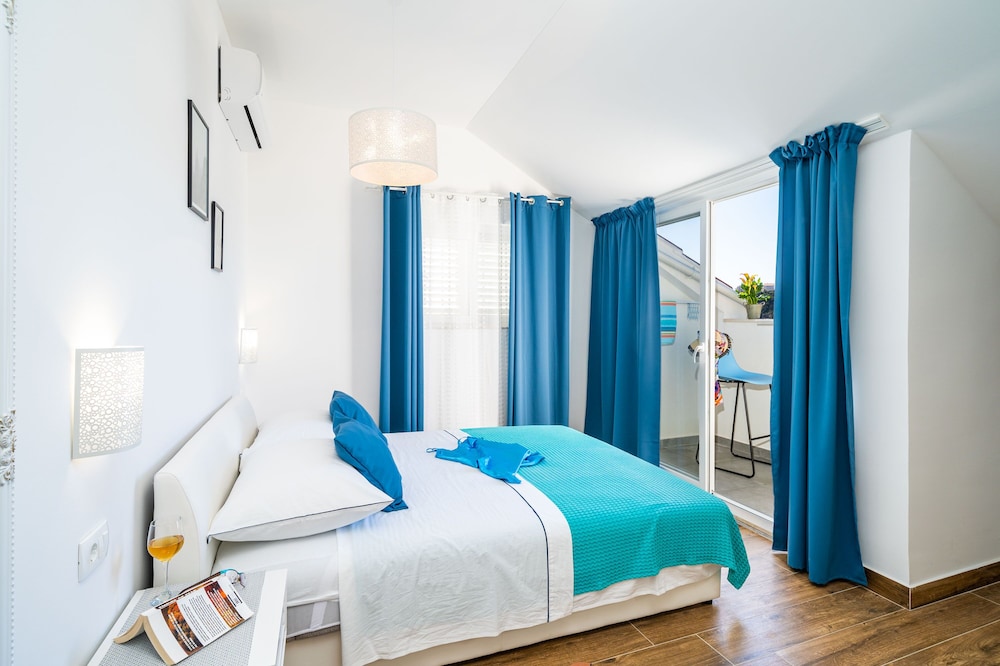Jele Rooms