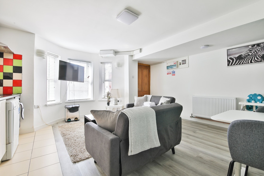 2 Bed Apartment Near Cardiff Bay